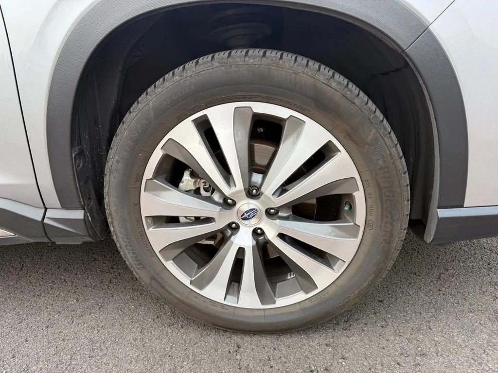 Used 2022 Ice Silver Metallic Subaru Limited image 27