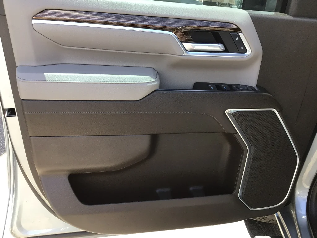 Used 2025 Sterling Metallic GMC SLE image 10