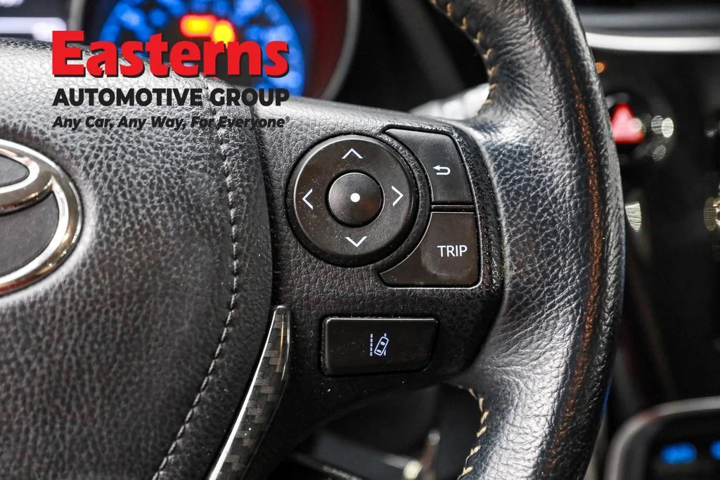 Used 2018 White Toyota Base image 16