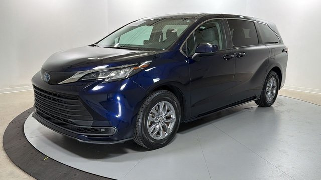2022 Toyota Sienna LE