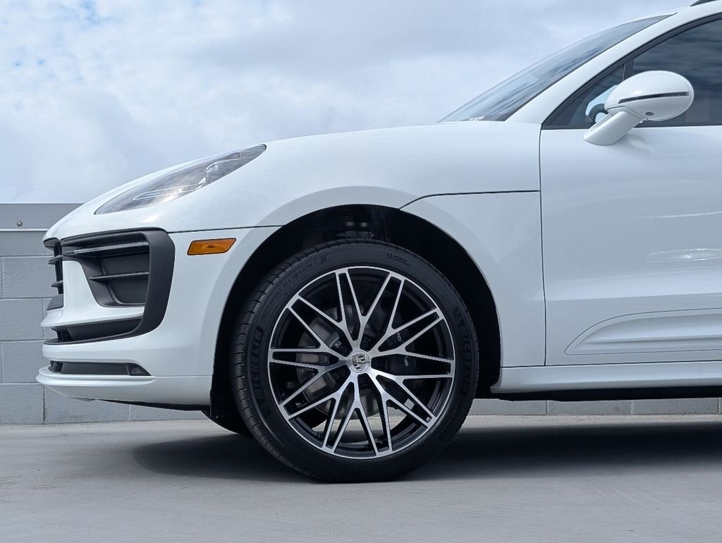 2026 Porsche Macan T - Photo 9