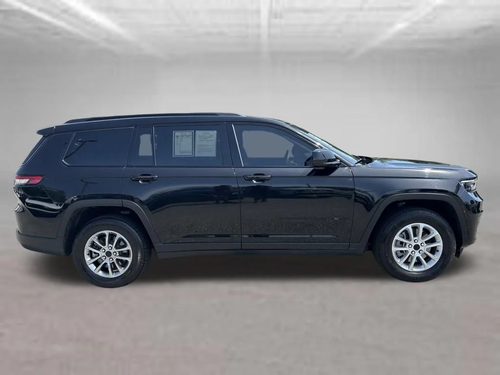 Used 2023 Black Jeep Altitude image 5