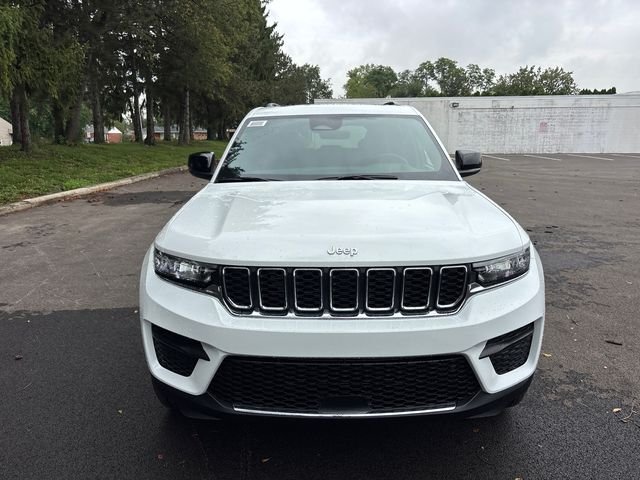 New 2027 Bright White Clear-Coat Paint Jeep Laredo X image 8