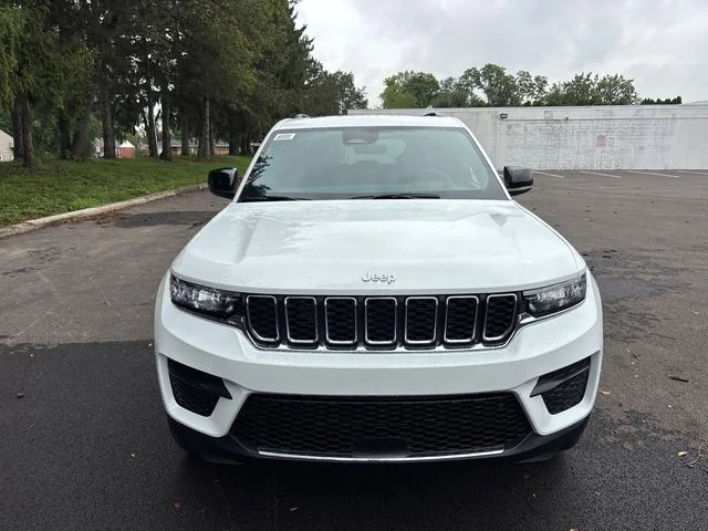 New 2027 White/off-white Jeep Laredo X image 8