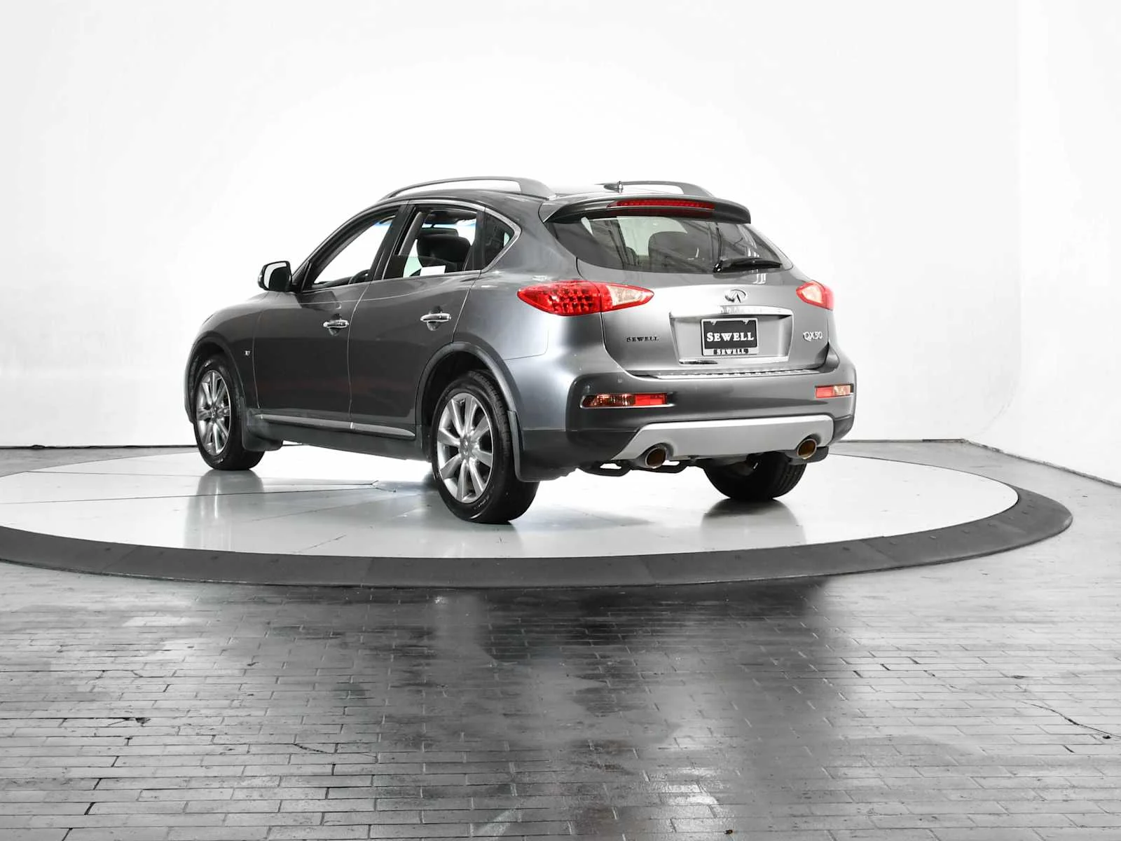 Used 2017 Graphite Shadow INFINITI  image 4