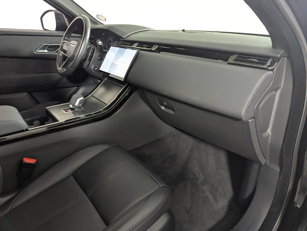 Used 2025 Black Land Rover Dynamic SE image 35