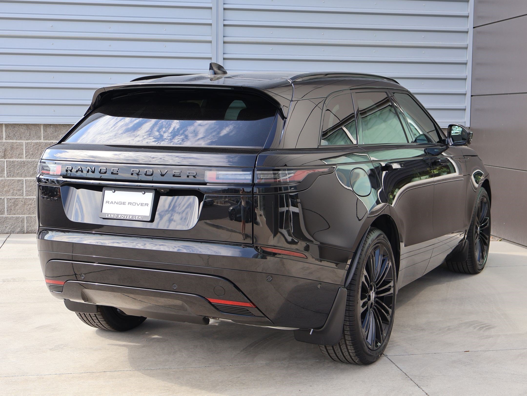 New 2026 Santorini Black LAND ROVER Belgravia Edition image 5