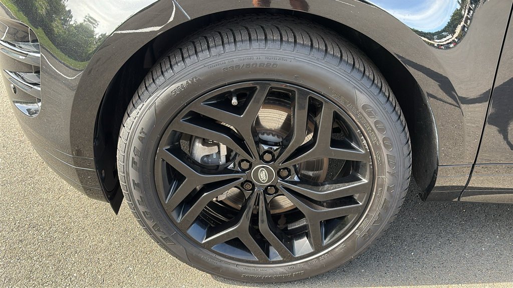 Used 2023 Black Land Rover R-Dynamic SE image 4