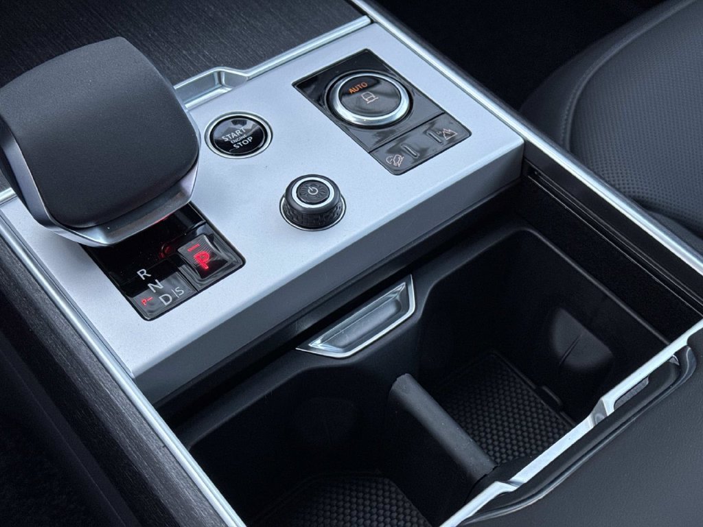 New 2027 Fuji White LAND ROVER  image 29