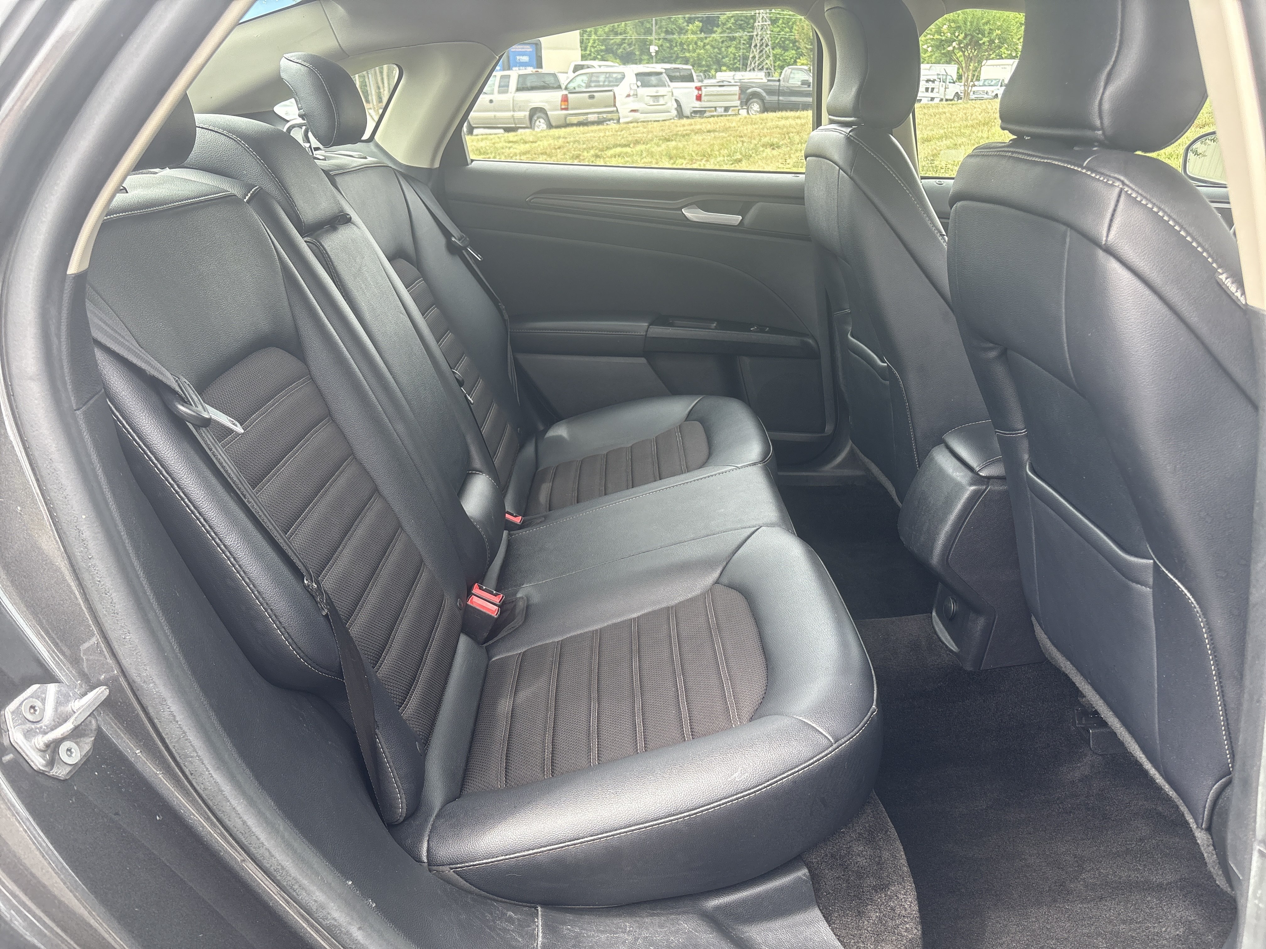 Used 2018 Magnetic Metallic Ford SE image 20