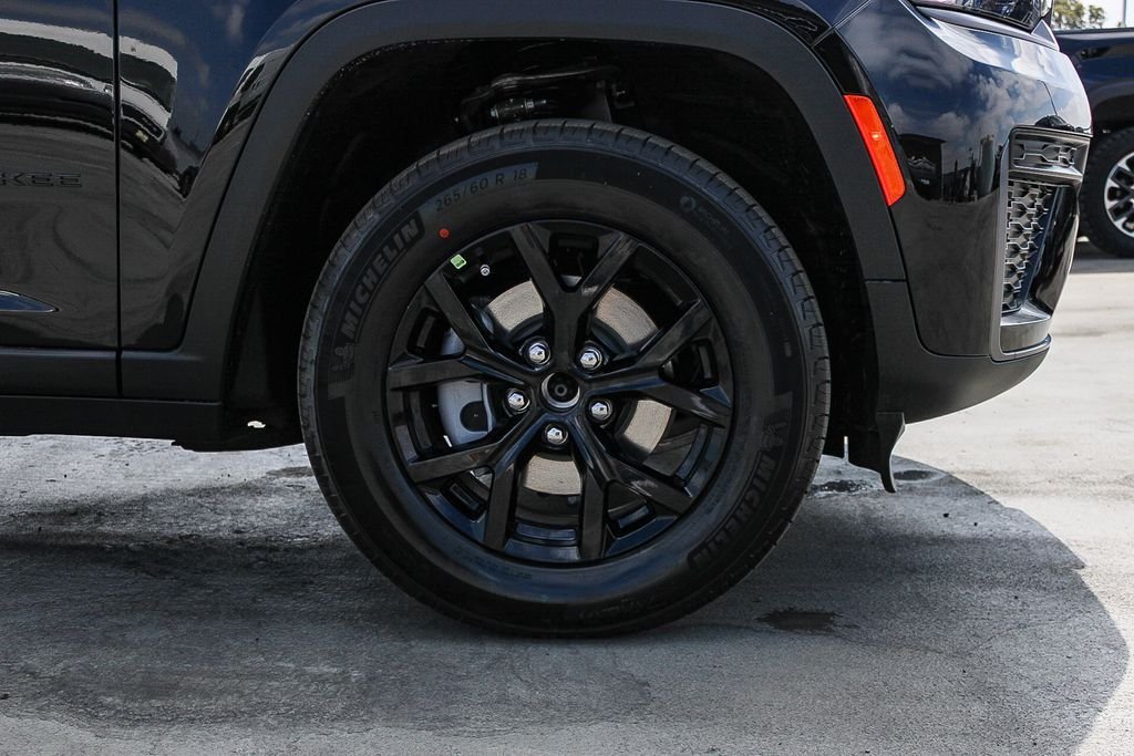 New 2026 Diamond Black Crystal Pearlcoat Jeep Altitude image 11
