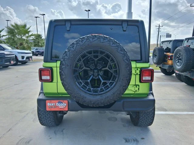 Used 2025  Jeep Sport S image 6