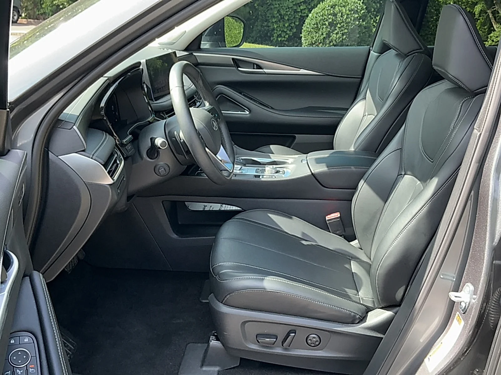 Used 2025 Harbor Gray INFINITI LUXE image 13