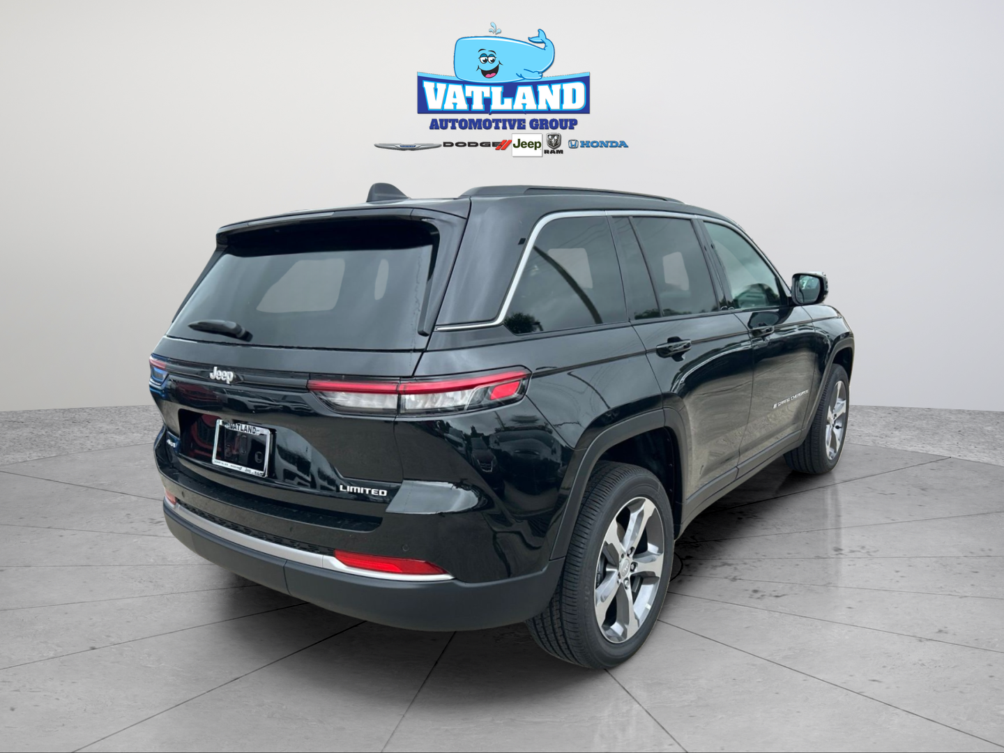 New 2026 Diamond Black Crystal Pearlcoat Jeep Limited image 5