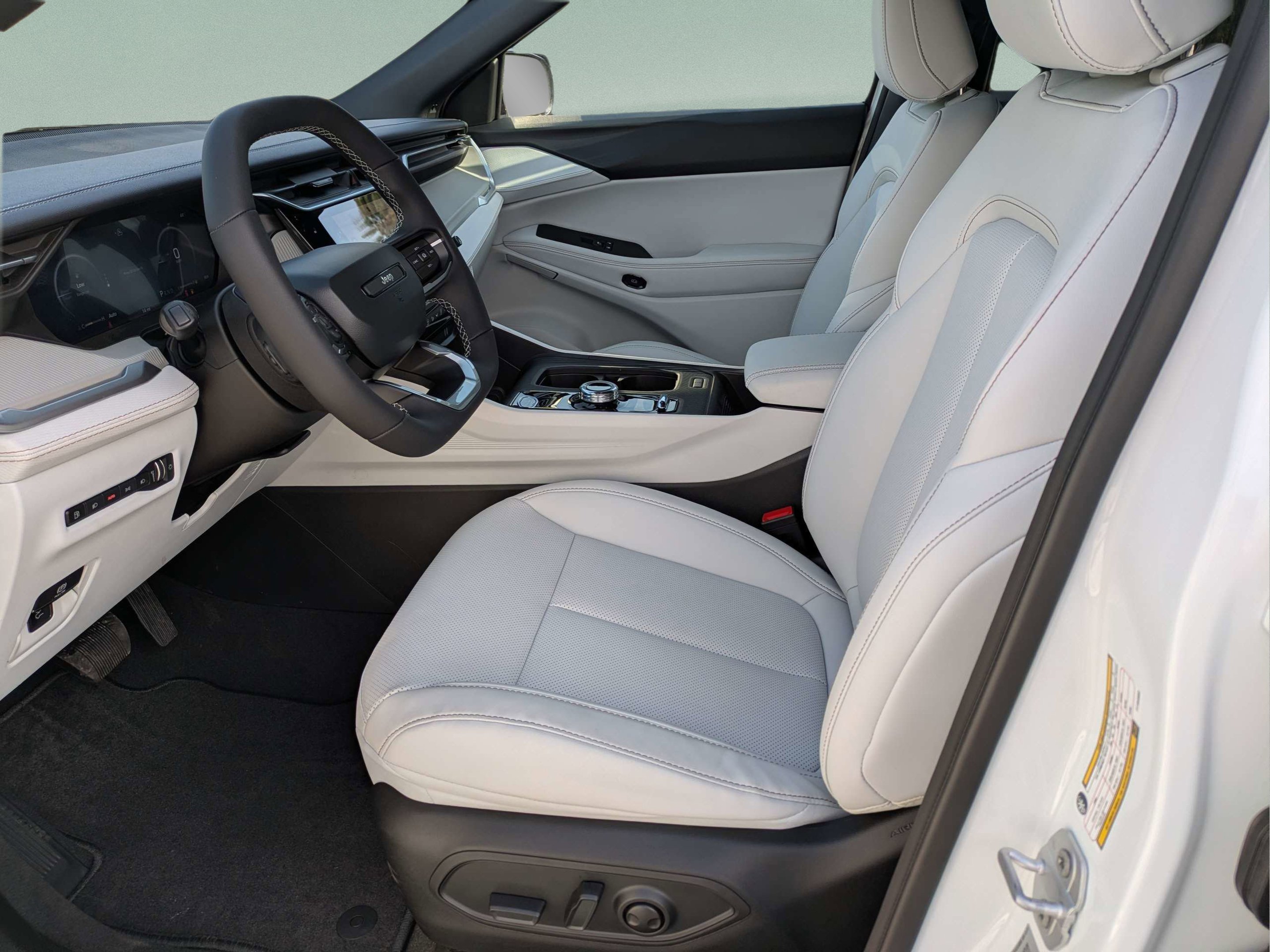 New 2026 Bright White Clear-Coat Exterior Paint Jeep Limited image 17