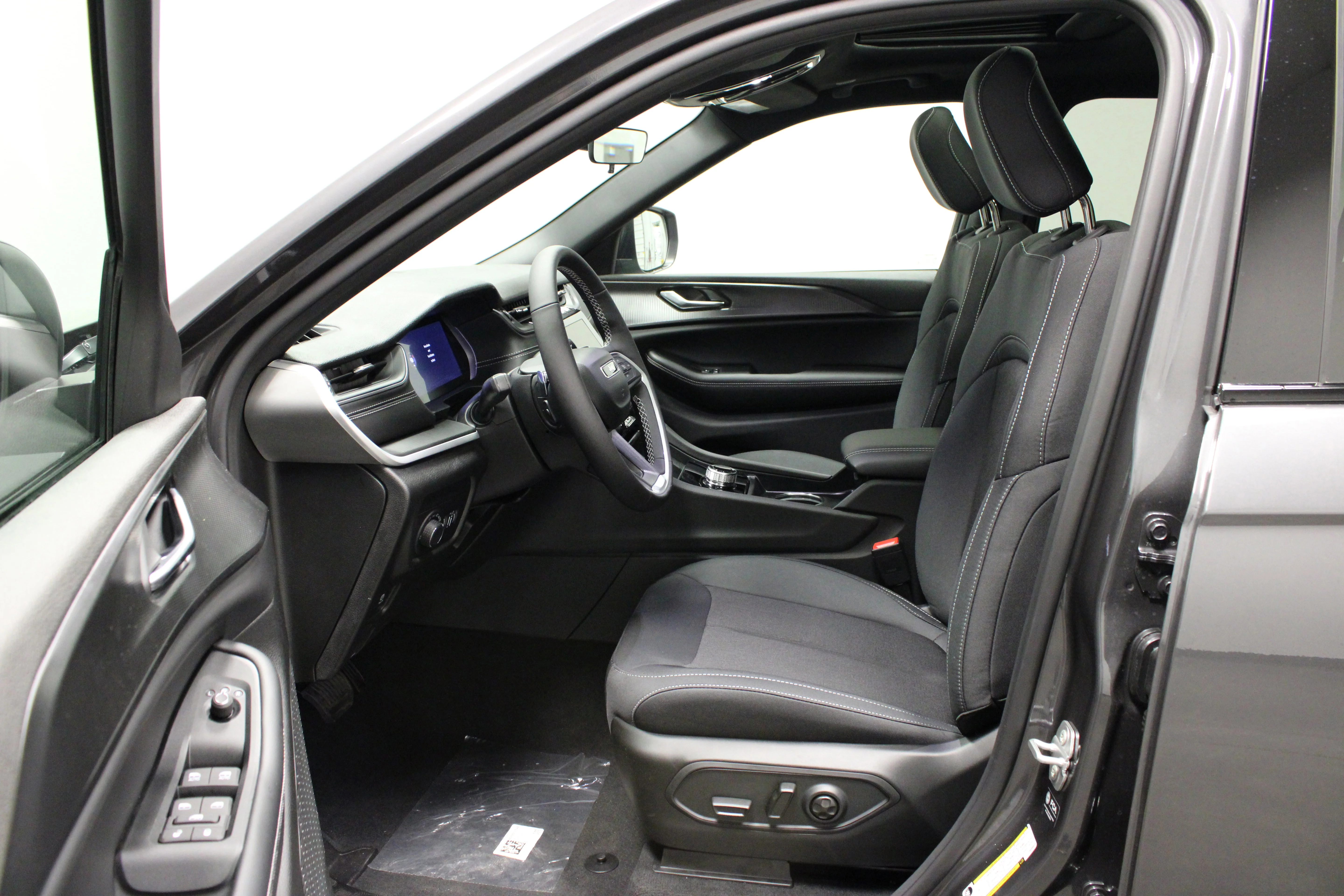 New 2026 Baltic Gray Metallic Clear-Coat Exterior Paint Jeep Laredo X image 19