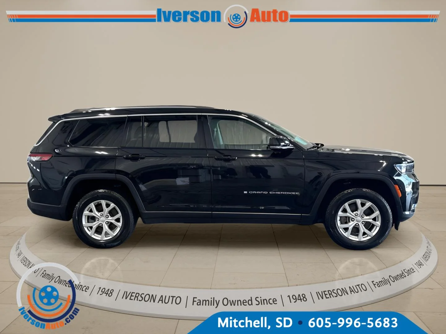 Used 2023 Diamond Black Crystal Pearlcoat Jeep Limited image 10