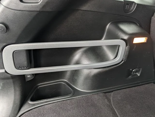 Used 2018 Silver Jeep Latitude image 25