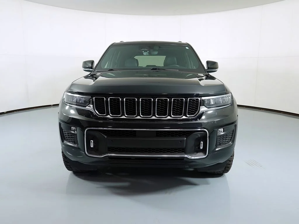 Certified Used 2022 Diamond Black Jeep Overland image 3