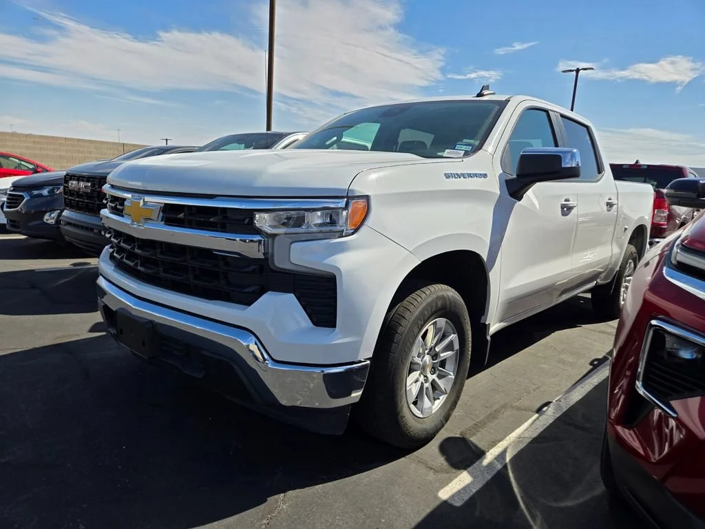 Used 2025 Summit White Chevrolet LT image 2