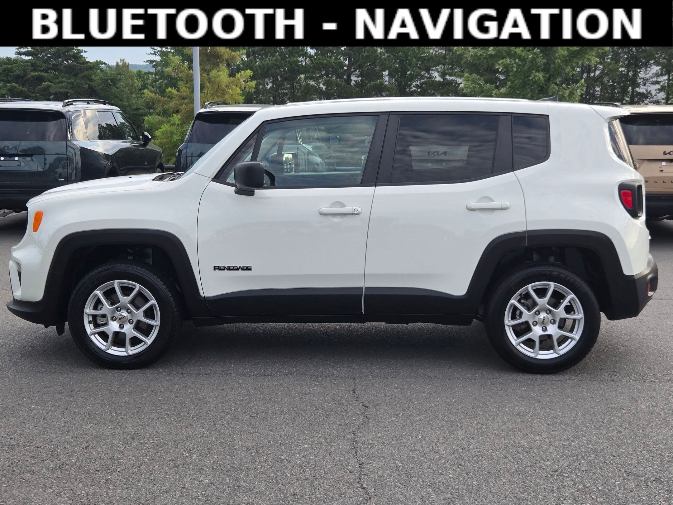 Used 2023 Alpine White Clearcoat Jeep Latitude image 4