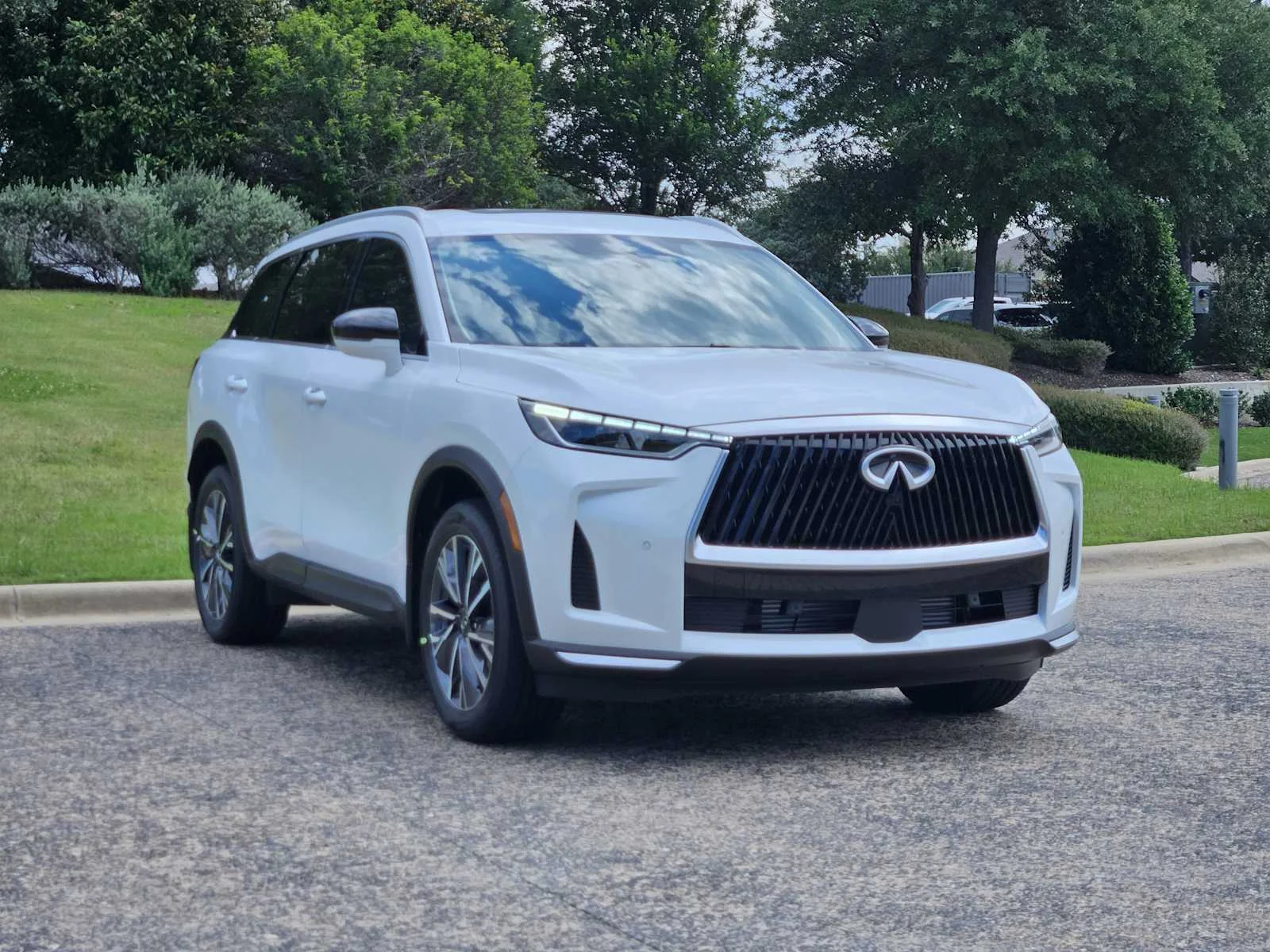 New 2027 RADIANT WHITE INFINITI Luxe FWD image 2
