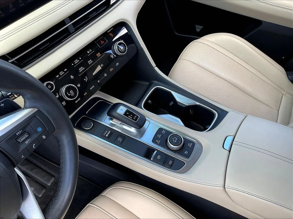 Used 2023 White INFINITI LUXE image 20