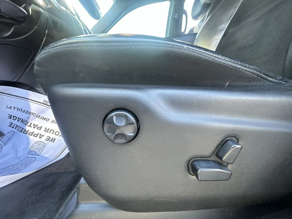 Used 2018 White Jeep Altitude image 18