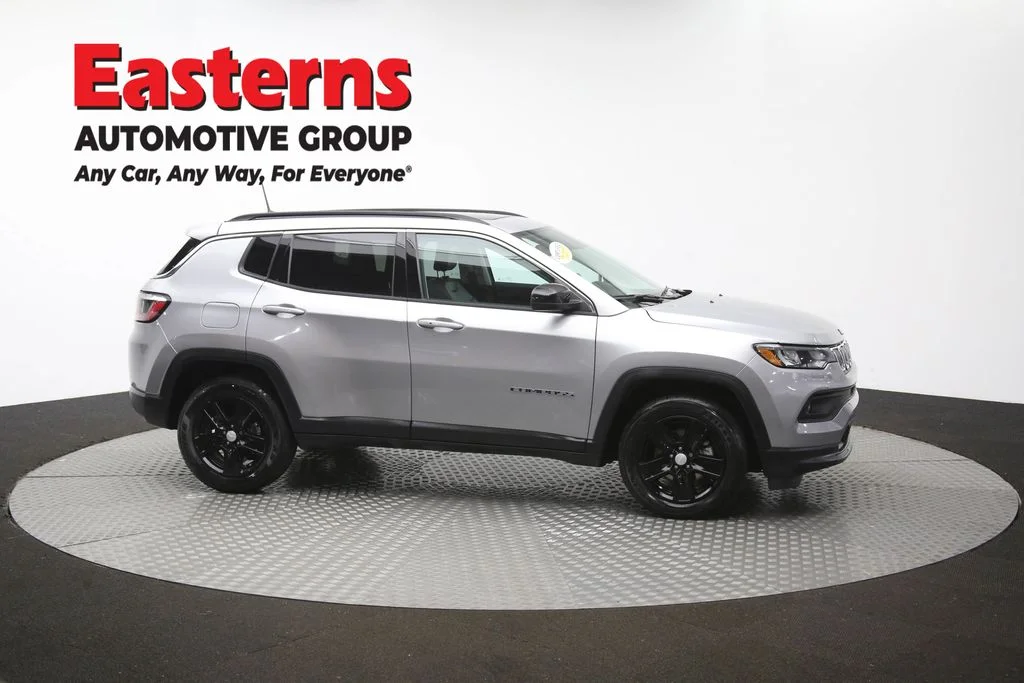 Used 2022 Silver Jeep Latitude image 48
