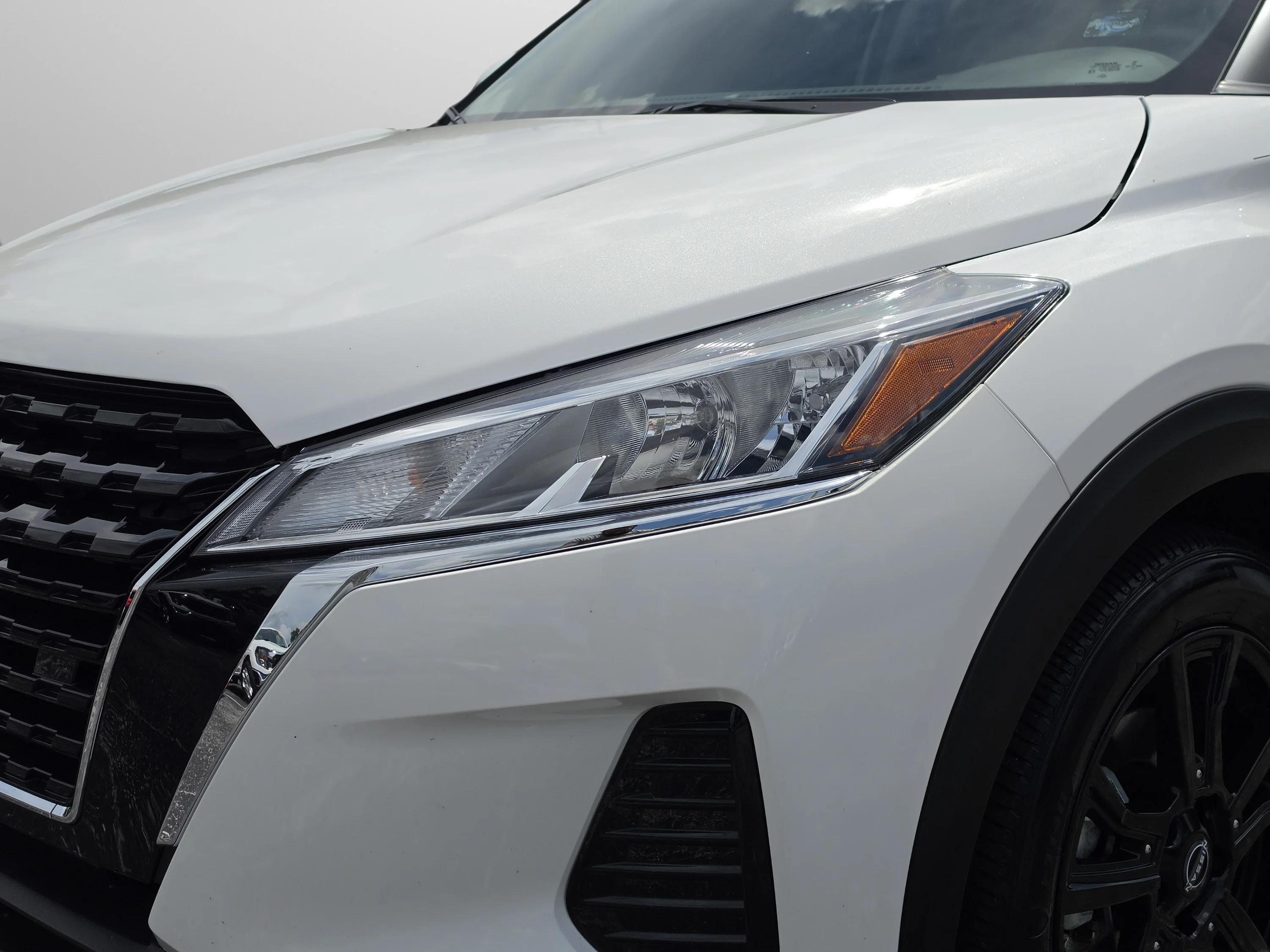 Used 2023 Aspen White Tricoat Nissan SV image 13