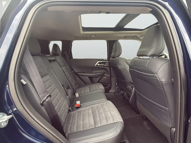 New 2026 Blue Mitsubishi SE image 25