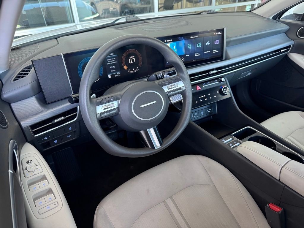 Used 2025 White Hyundai SEL image 3
