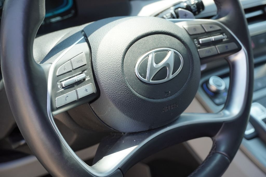 Used 2025 Silver Hyundai SEL image 26
