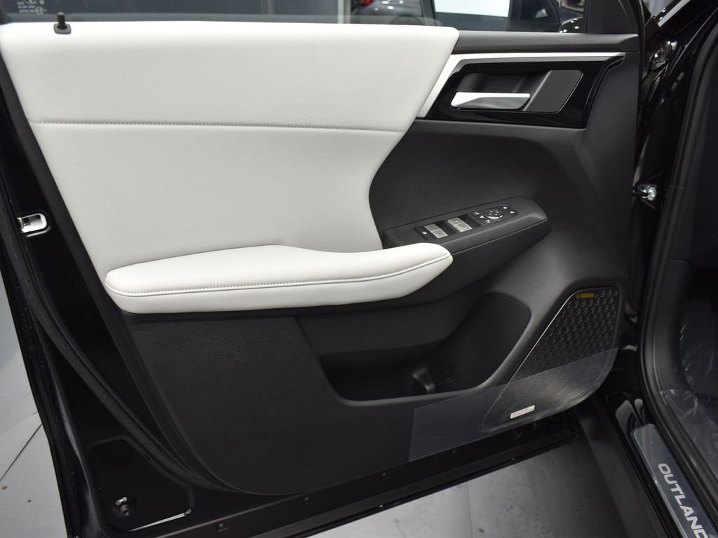 New 2026 Black Mitsubishi SE image 9