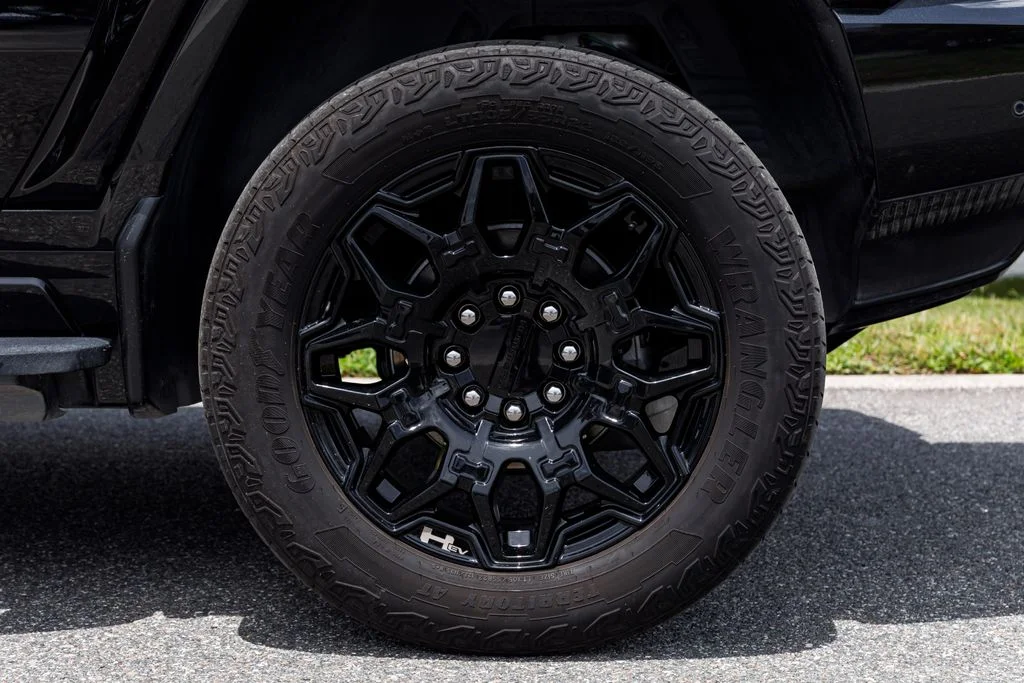Used 2025 Black GMC 2X image 38