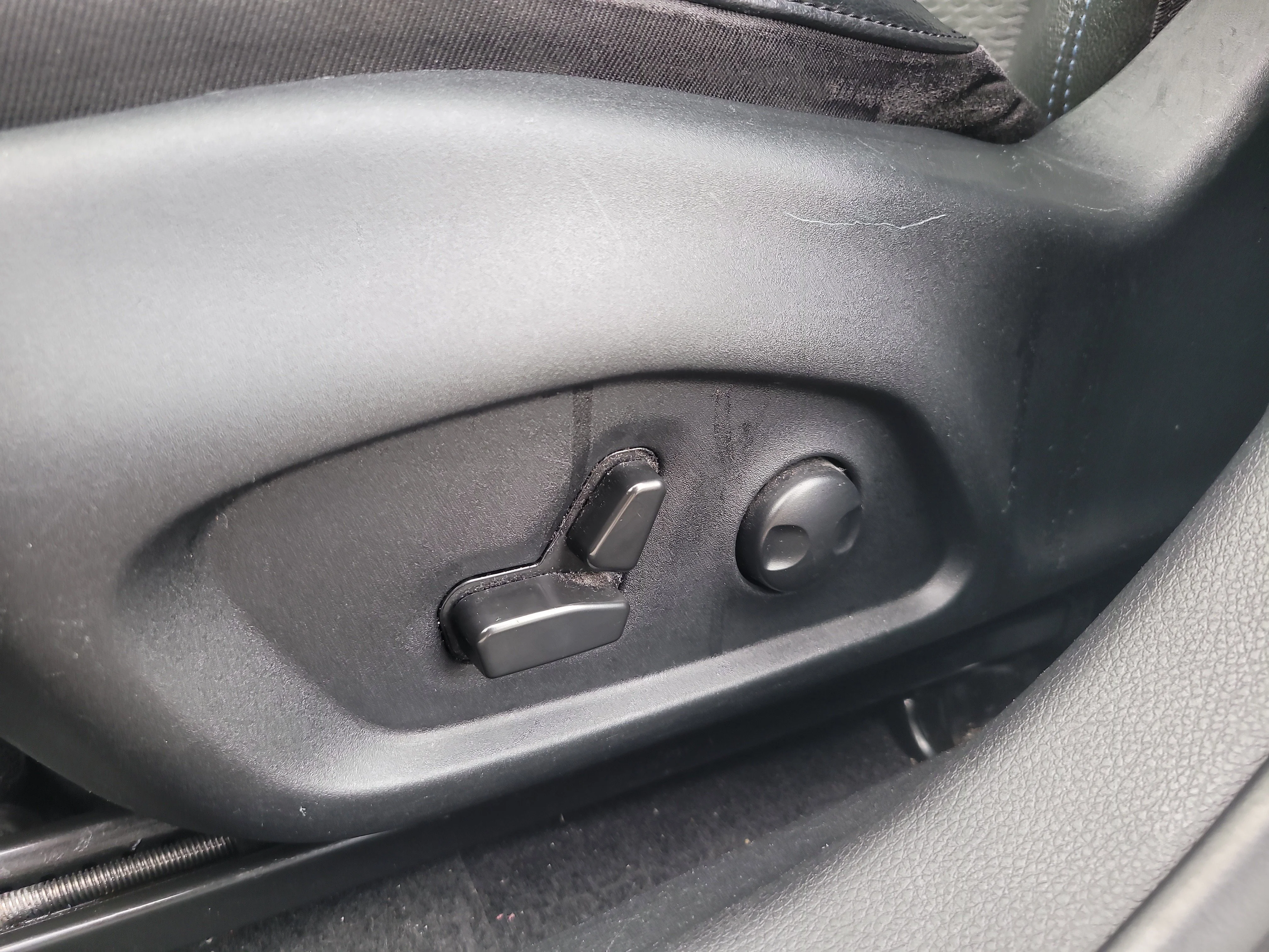 Used 2022 Granite Crystal Metallic Clearcoat Jeep Latitude image 18