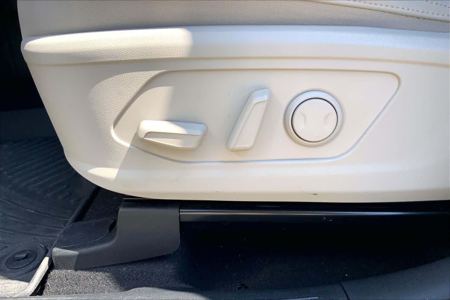 Used 2024 Snow White Pearl Kia EX image 33