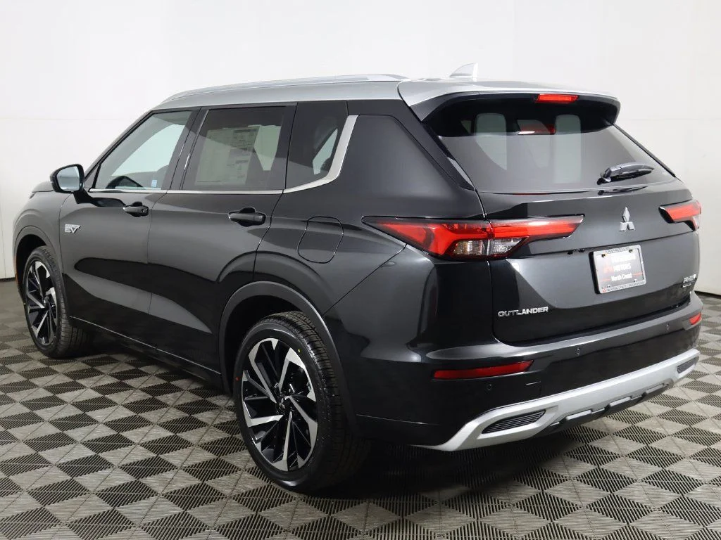 2025 Mitsubishi Outlander Plug-in Hybrid Platinum Edition - Photo 14