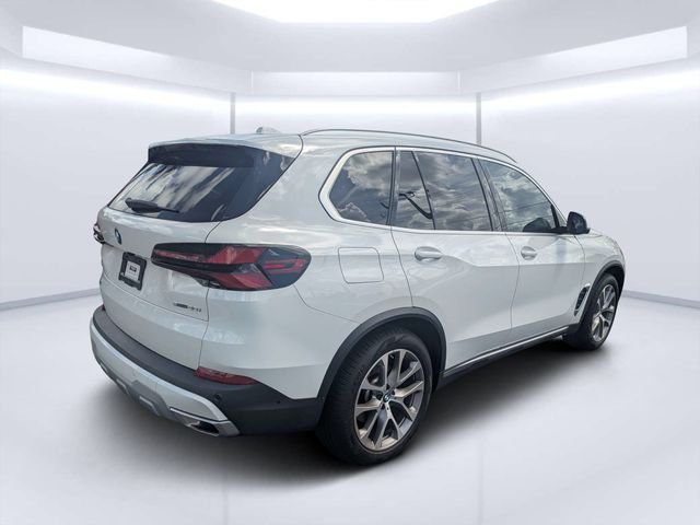 Used 2024 Alpine White BMW sDrive40i image 3
