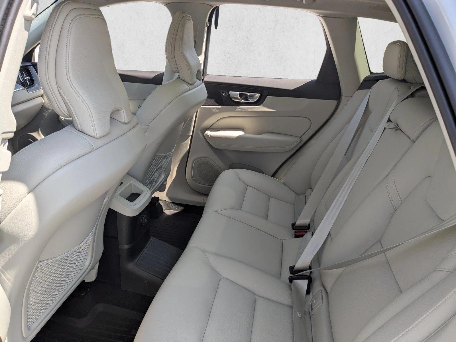 Used 2024 Crystal White Metallic Volvo Plus Dark Theme image 18