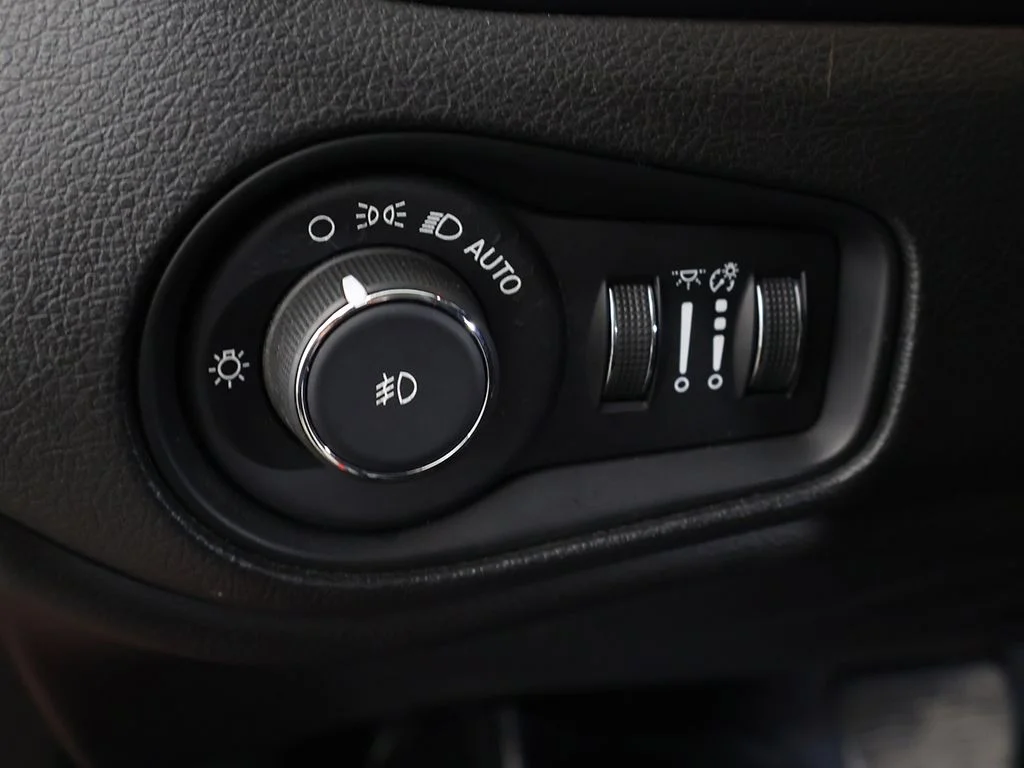 Used 2020 Red Jeep Latitude image 29