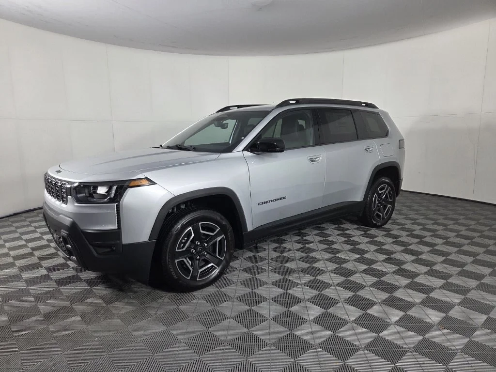 New 2026 Silver Zynith Clear-Coat Exterior Paint Jeep Limited image 4