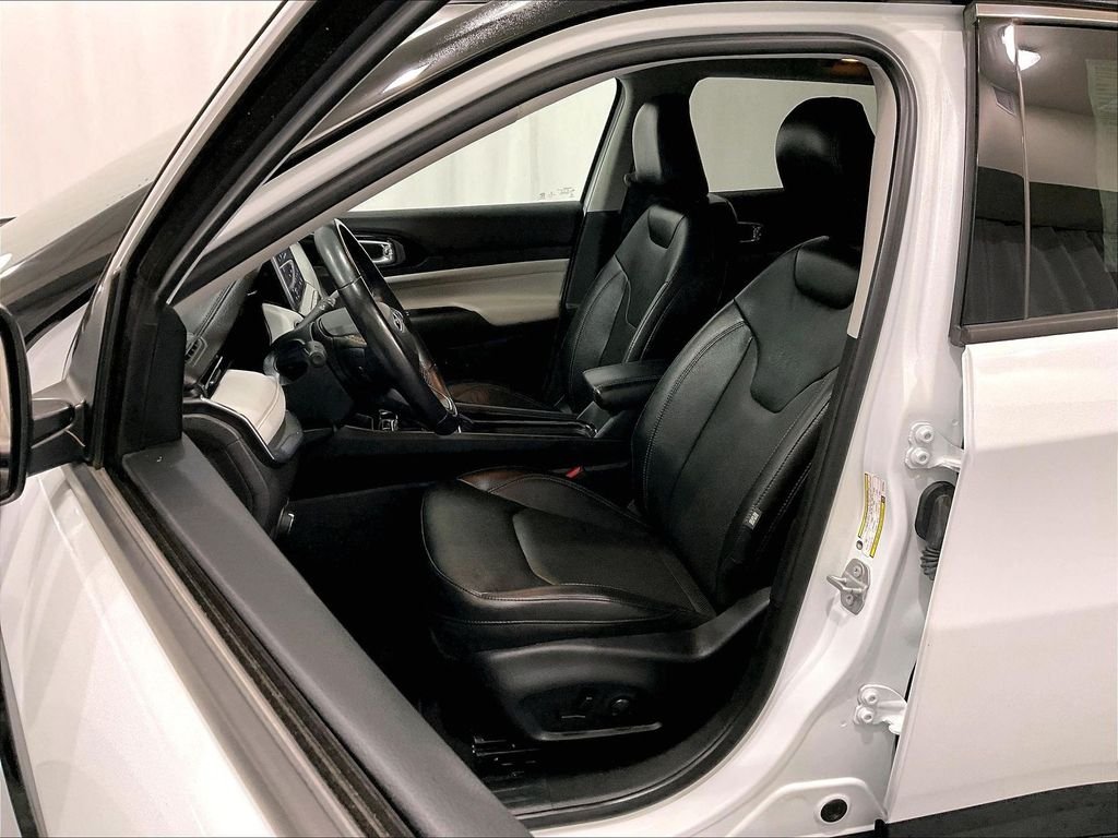 Used 2022 Bright White Clearcoat Jeep Limited image 10