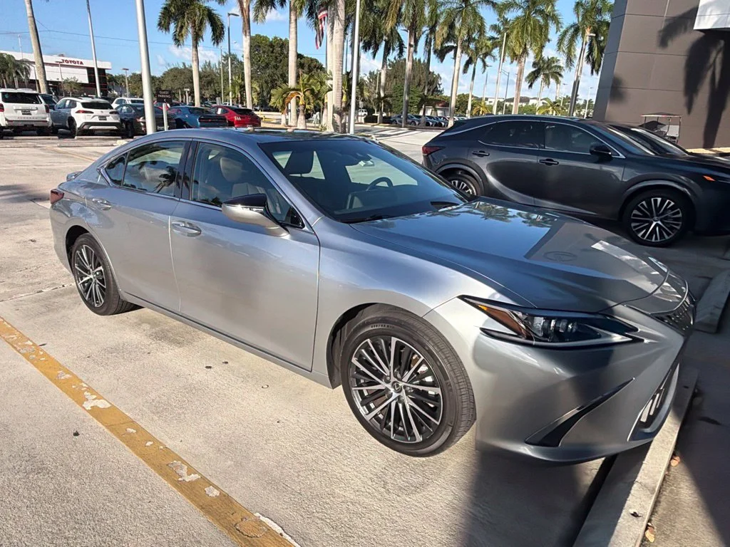 2025 Lexus ES Hybrid