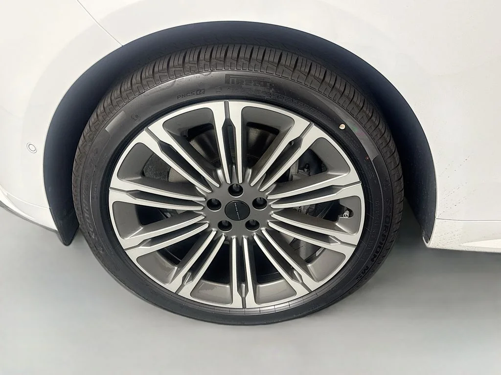 New 2026 Fuji White Land Rover Dynamic SE image 25