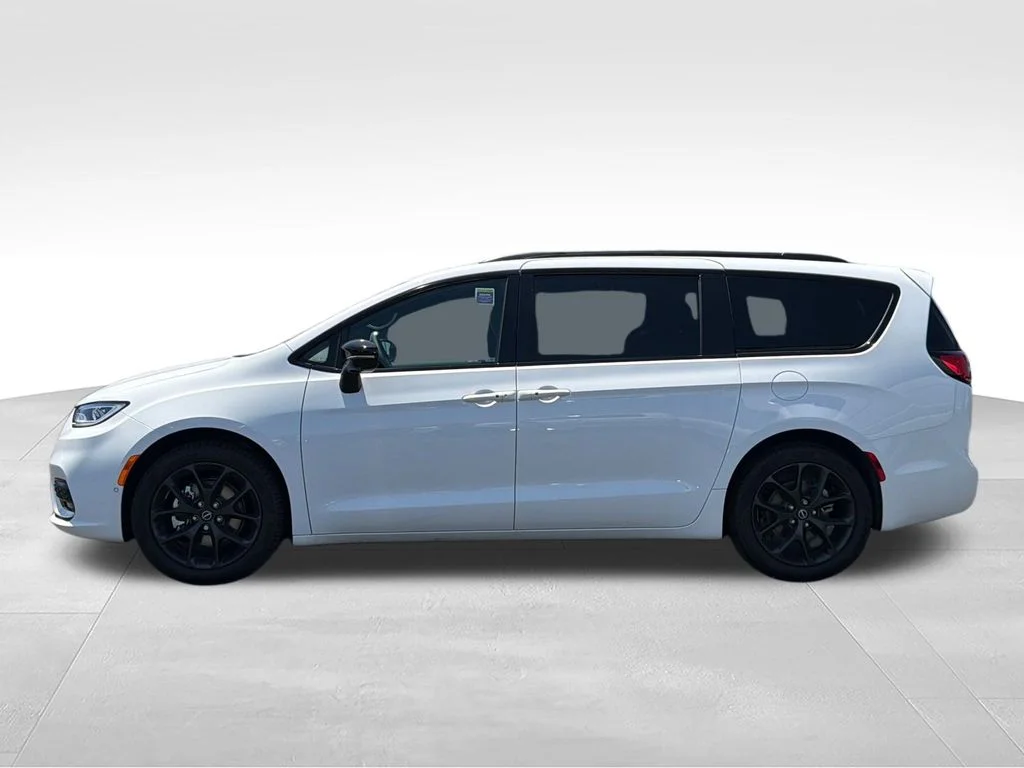 New 2026 Bright White Clear-Coat Exterior Paint Chrysler Select image 2