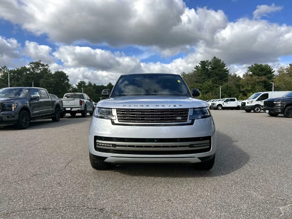 Used 2025  Land Rover SE image 8