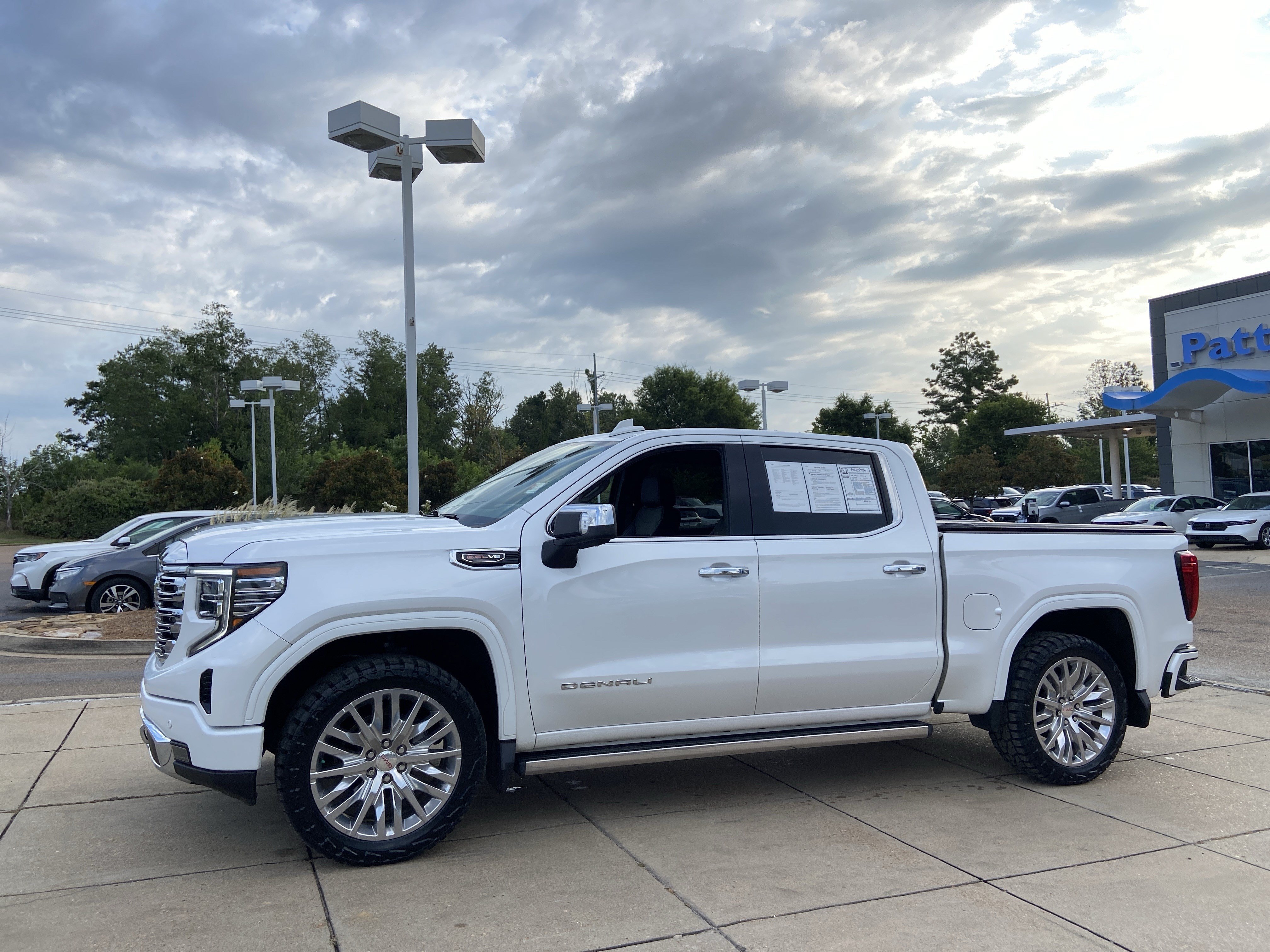 Used 2022 White Frost Tricoat GMC Denali image 6