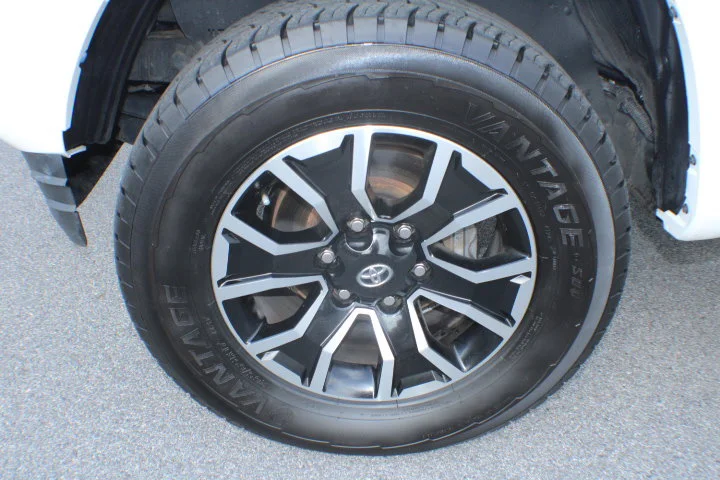Used 2022  Toyota  image 5