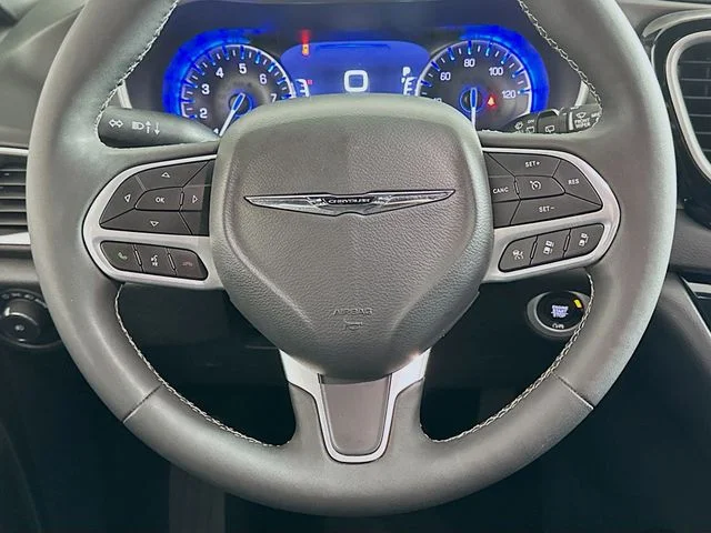 Certified Pre-Owned 2025 Chrysler Pacifica Select